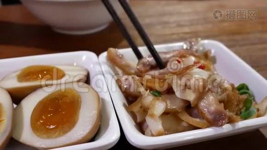 中餐厅餐桌上人们吃开胃菜的动作视频