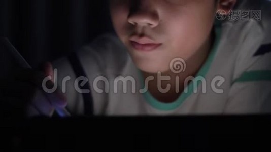 用手写笔在平板电脑屏幕上可爱的亚洲儿童手绘。视频