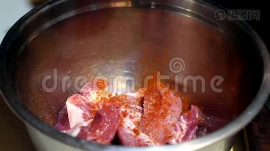 厨师把香料洒在生肉上. 肉腌料煎炸前的准备视频