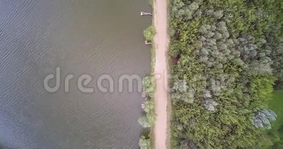用渔人桥和泥土碎石路森林俯瞰乡村湖景视频