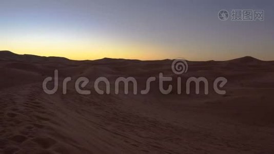 撒哈拉沙漠景观时间流逝，清晨美妙的沙丘视频