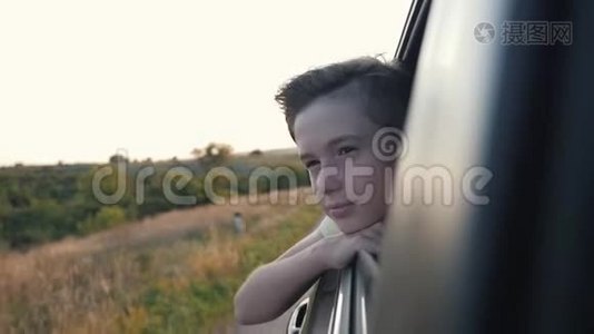 少年从车窗外望去。 家庭暑期旅行视频