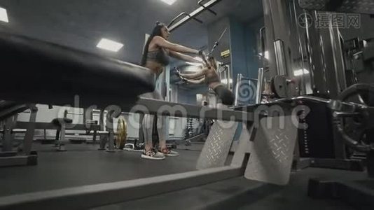 女子在慢动作模拟器中做背部肌肉运动视频