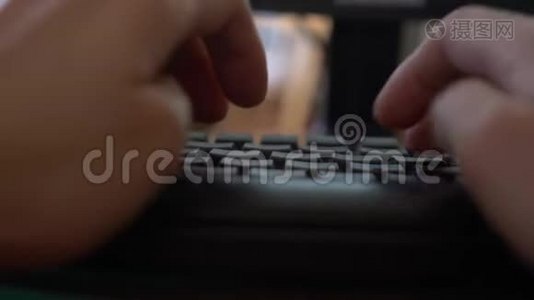 一个女人`手在笔记本电脑键盘上打字的特写镜头。 4k，特写，慢镜头，背景模糊视频