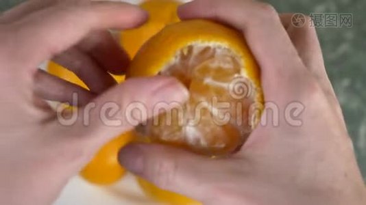 女人`手剥山皮，柑片堆在碗里.. 4k，慢动作视频