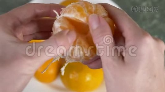 女人`手剥山皮，柑片堆在碗里.. 4k，慢动作视频