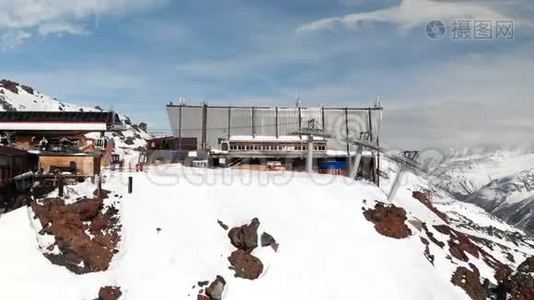 冬季在埃尔布鲁斯度假胜地高高加索山区的滑雪缆车空中观景台视频