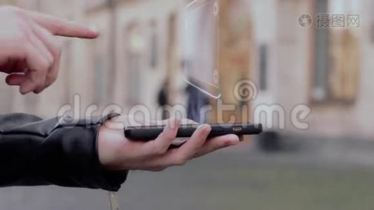 男性手秀智能手机概念HUD全息图运输物流视频