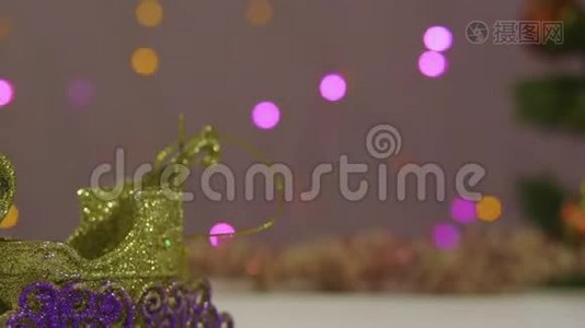 用圣诞皇冠装饰的圣诞树视频