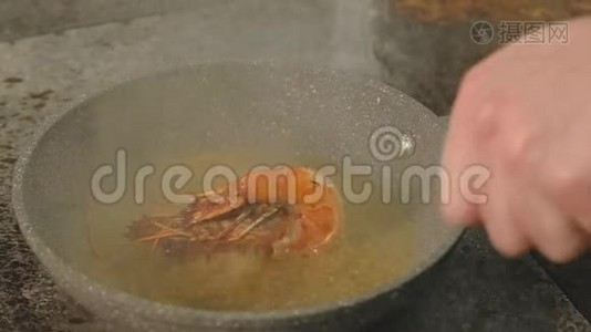 海鲜餐厅餐厨炸虾视频