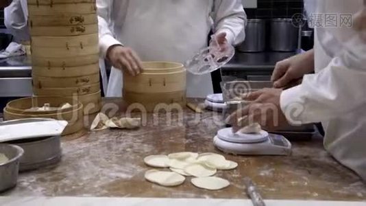 4K台湾团队厨师烹饪传统食物。 亚洲厨师做饺子视频