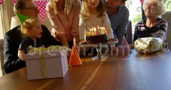 家庭在家庆祝小女孩生日视频