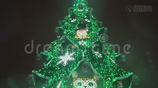 一棵装饰精美的圣诞树在一个城镇广场，4k。视频