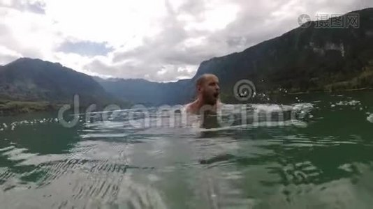 斯洛文尼亚，一个人在山湖里游泳视频