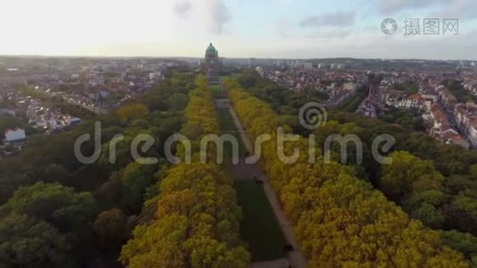 美丽的秋天公园小巷空中拍摄布鲁塞尔公园伊丽莎白视频