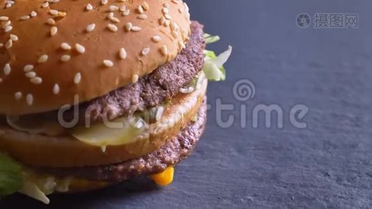特写镜头，美味的汤奶酪汉堡，两个馅饼和奶酪旋转运动视频