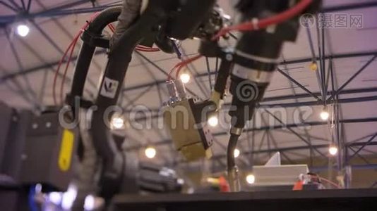 展览背景下工作黑色激光自动机器人机构镜头。视频