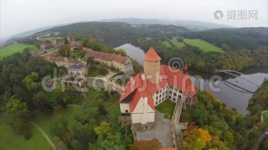 捷克共和国的红色屋顶城堡，数百年来的陆地领主空中视频