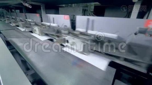 自动机器在打印办公室工作，关闭。视频