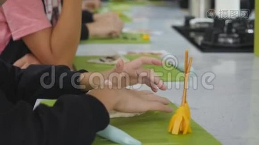 在烹饪课上做面团饼干的男孩在厨房视频