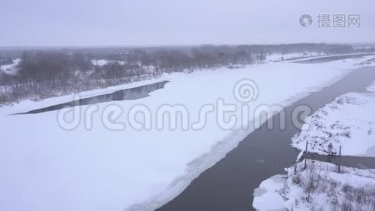 冬天冰封的河船站，从上面看，是雪，风景视频