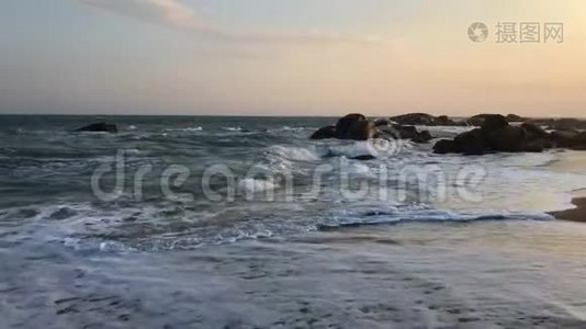 日落时在海滩上靠近斯里兰卡亚拉国家公园杰特温亚拉酒店。视频