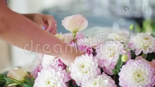 为婚礼装饰用粉色花束做美丽的花手视频