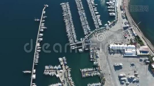 无人机的录像。 在地中海的游艇码头上飞行视频