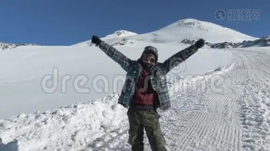 一个14岁的少年，站在埃尔布鲁斯山上，对这次胜利感到非常高兴。 埃尔布鲁斯是视频