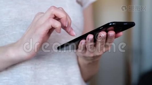 女人手里拿着现代手机触摸屏幕。 背景上模糊的办公室内部。视频