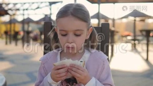 有趣的女孩五年来在咖啡馆公园吃三明治视频