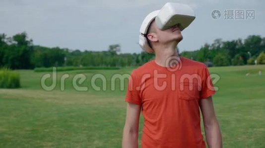 一个男人在公园里用VR耳机环顾四周视频