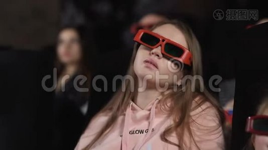 3D眼镜的年轻女子正在电影院看电影视频