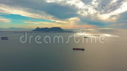 阿尔赫西拉斯直布罗陀海湾货运港和海湾景观。 直布罗陀、联合王国、欧洲。视频