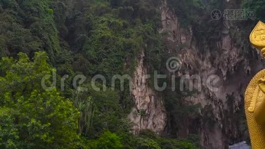 马来西亚吉隆坡巴图洞穴寺建筑群印度教神穆拉根雕像视频