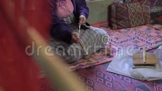 编织机-家用编织-用于编织传统的摩洛哥地毯。 自制和女性织布机视频