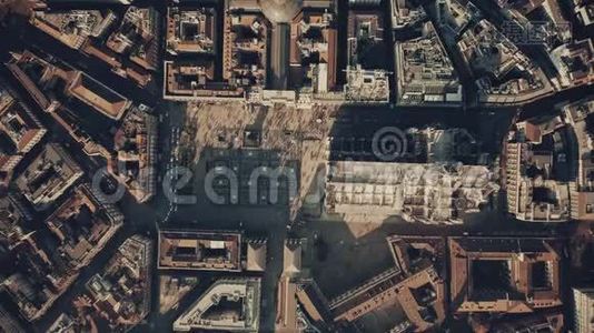 空中自上而下拍摄的拥挤广场和大教堂或多莫在米兰市中心。 意大利，伦巴第视频