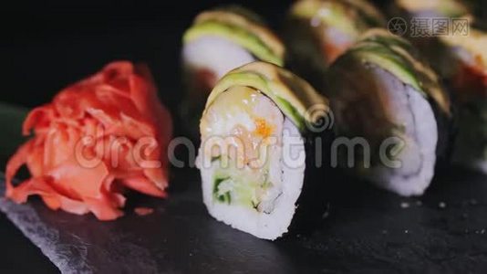 女孩`用筷子拿寿司视频