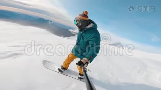 山上的雪板自由体在蓝天上阳光明媚。视频