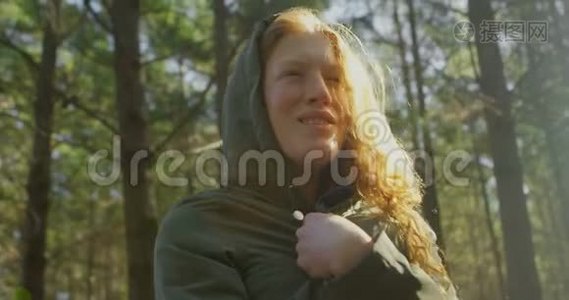 穿着帽衫的女人站在森林里视频