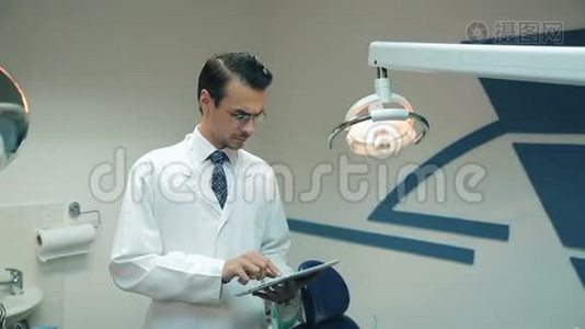 牙科诊所使用药片的牙医视频