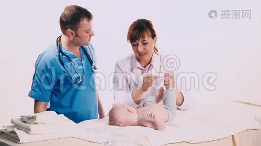 两个医生给一个男婴做检查视频