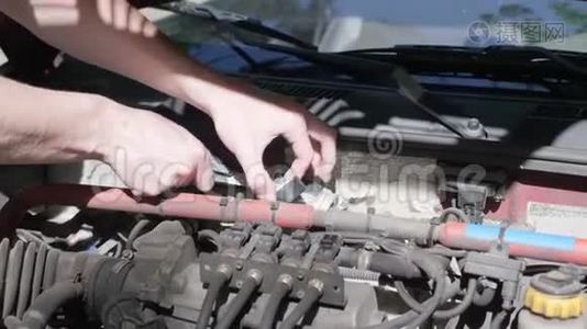 一个独立取代他车里的液化石油气过滤器的人的手视频