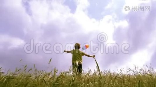 一个带着云彩在蓝天上飞翔的孩子。视频