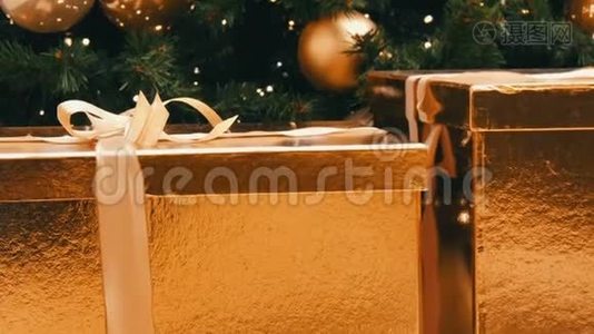 大型礼盒，赠送商场圣诞树下金色.. 圣诞节和新年`礼物装饰。 礼品视频
