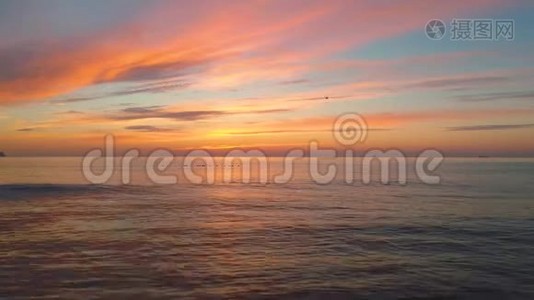 海上日出，小水鸭在水面游泳的空中景色视频