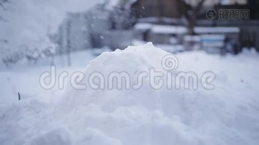 用铲子清理积雪。 雪山。视频