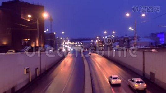 晚上在城市的六车道道路上，从桥上看到。视频