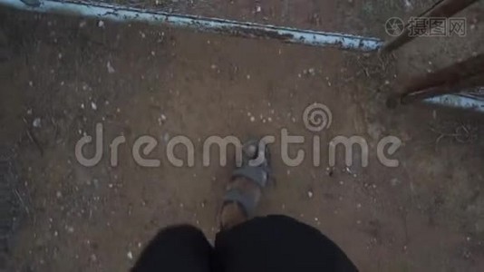 穿着凉鞋走在陆地上的人视频
