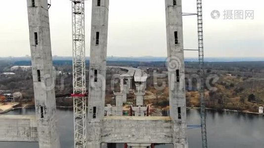 高速公路桥梁大型施工现场的多利变焦航空拍摄，4k视频